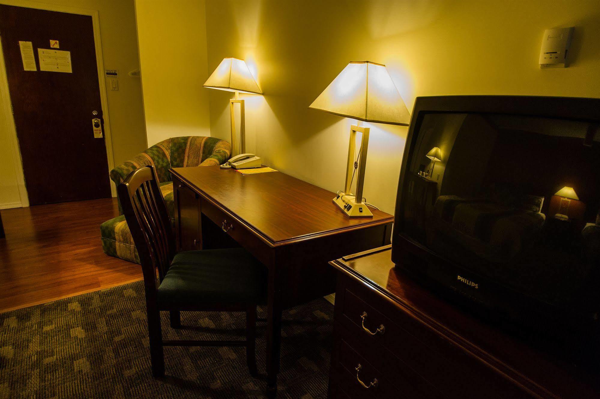 Grizz Hotel レベルストーク エクステリア 写真